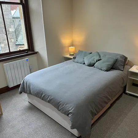 Centrally Located 1bed Flat Near The Meadows