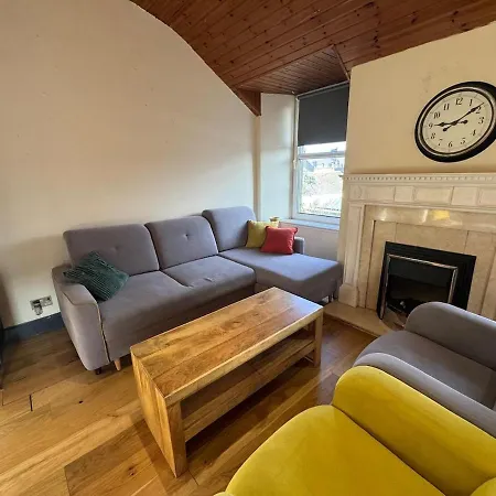 Hillside - 10 Guests 7 Beds 15' Centre 아파트 *