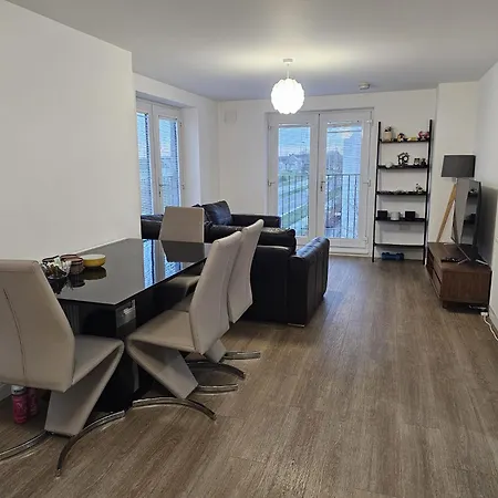 Apartament Stylish 2-bed Flat With Open-plan Living Parking