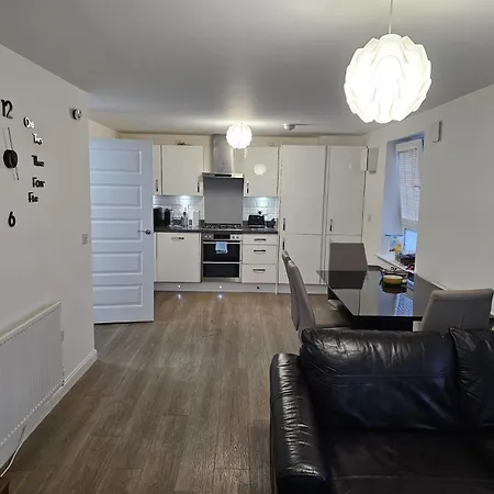 Apartament Stylish 2-bed Flat With Open-plan Living Parking