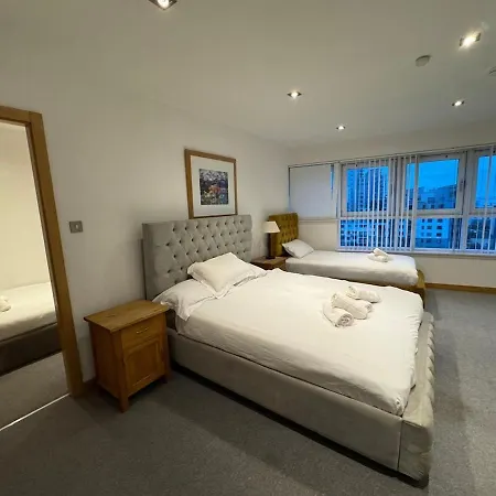 Weston's Penthouse Sleep 10, 6 Beds Free Parking
