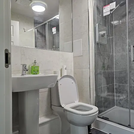 Lejlighed Stylish 2-bed Flat With Open-plan Living Parking
