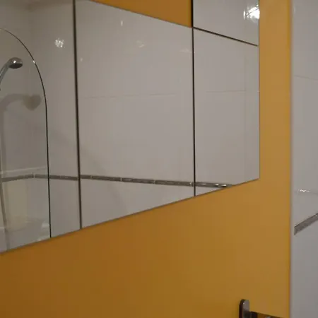 Large 2 Bed Flat, 2 Bath, Free Parking & Lift