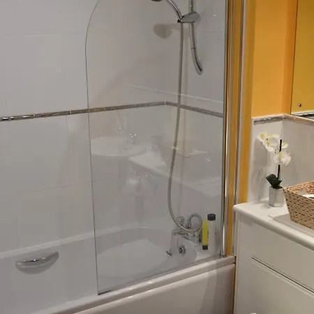 Large 2 Bed Flat, 2 Bath, Free Parking & Lift *