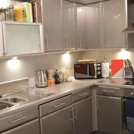 Large 2 Bed Flat, 2 Bath, Free Parking & Lift Lägenhet Edinburg