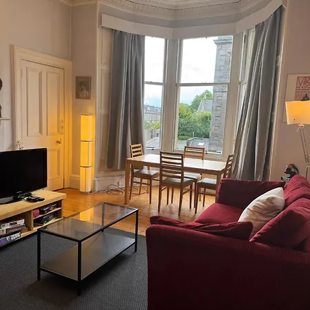 Classic Flat In The Heart Of Morningside *