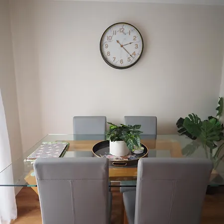 Two Bd House With Private Parking