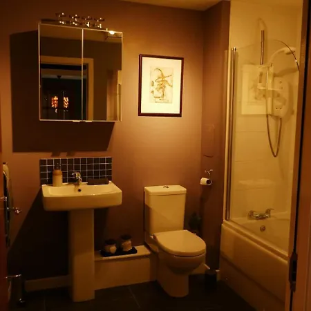 Modern Chic Apartment, Lift Access & Free Parking * Edinburgh