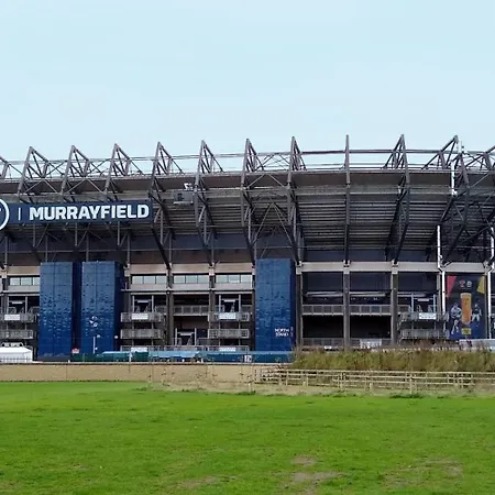 The Gardners In Centre With Parking