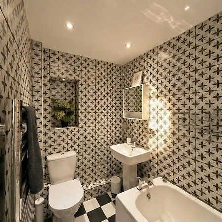 Dreghorn House 5 B-rooms 9 Beds 3 Toilets 2 Showers,1 Bath 2 Receiption Secure Free Parking 233 Wifi Feriehus *