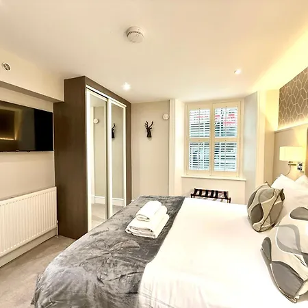 Ultra Modern, Stylish Next To Princes St Edinburgh