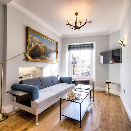 Upper Bow - Luxurious, Modern 1br Near Castle شقة