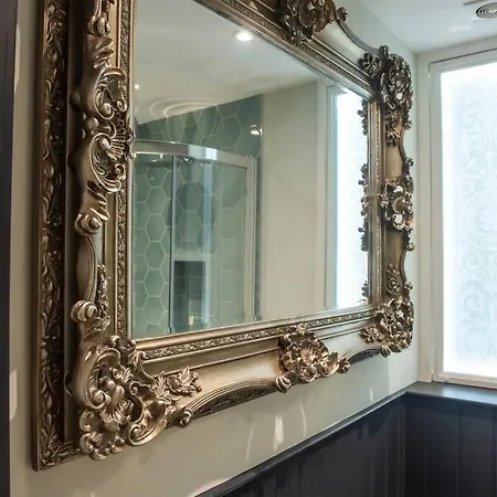 Upper Bow - Luxurious, Modern 1br Near Castle