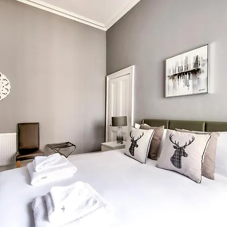 Lothian Road - Perfect Centre Location. *