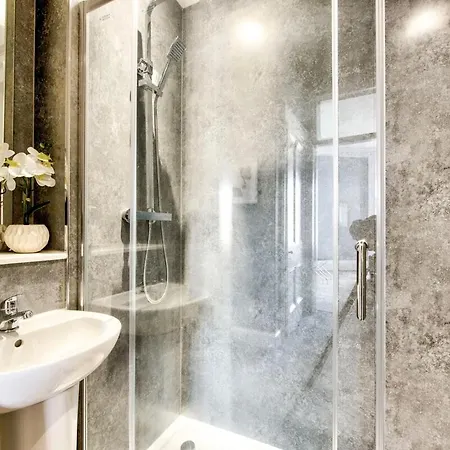 Lothian Road - Perfect Centre Location. *