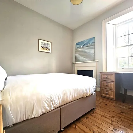 Charming With 2-bathroom And Private Entrance דירה אדינבורו