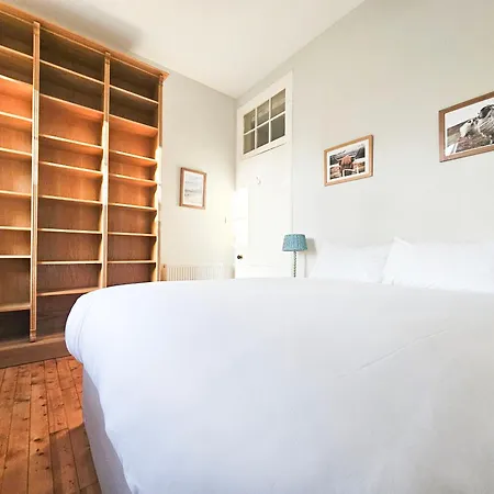 Charming With 2-bathroom And Private Entrance דירה אדינבורו