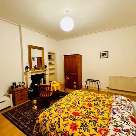 Charming With Private Bathroom In Centre Homestay Edinburgh