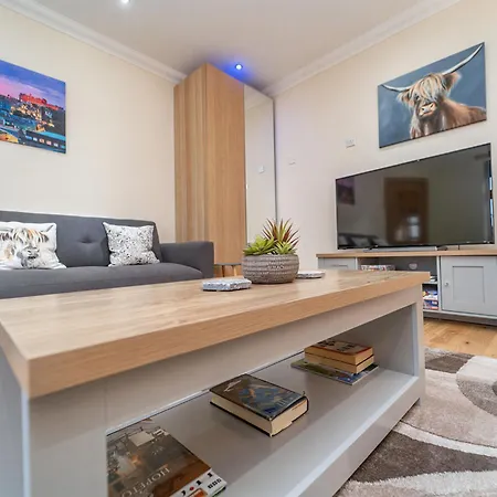 Family Friendly 3br Townhouse With 6 Beds And Parking Edinburgh