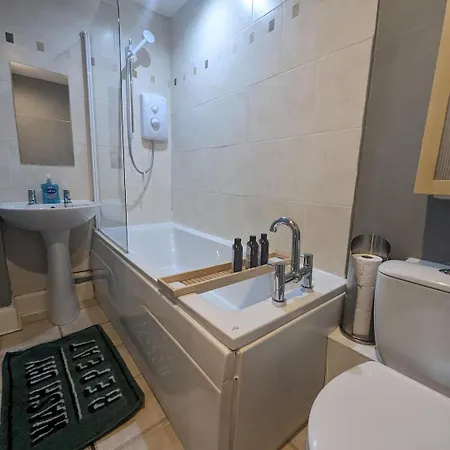 Cosy 1 Bedroom Flat Close To Centre *