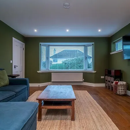 Spacious 5-bed With Garden Parking - Pass The Keys Сasa de vacaciones