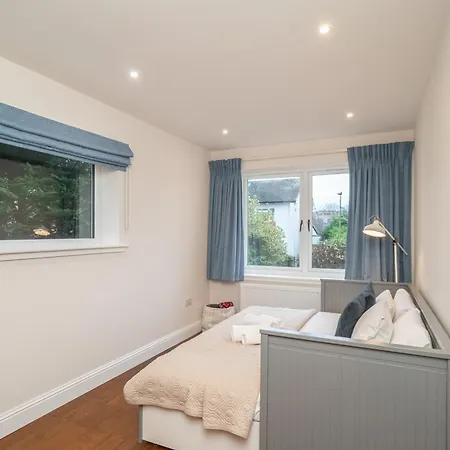 Spacious 5-bed With Garden Parking - Pass The Keys 度假居