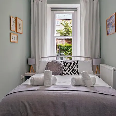 Stylish 2-bed Garden Villa *