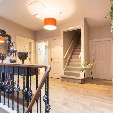 38 Bide Collective * אדינבורו