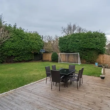 Spacious 5-bed With Garden Parking - Pass The Keys