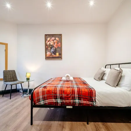 Mcdonalds House 12 Guests 10 Beds 15' Centre