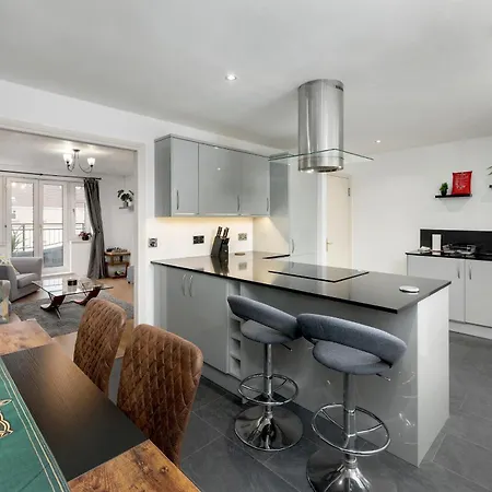 Stylish 2-bed Flat With Balcony Near Haymarket - Pass The Keys Apartamento