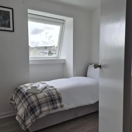 Bright 2 Bedroom Apartment, Close To Uni, Free Parking * Edinburgh