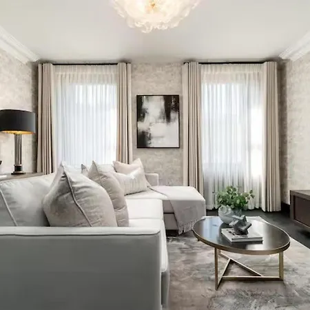 Near Transport - Hot Tub - Fireplace - Sleeps 2 *