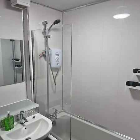 Bright 2 Bedroom Apartment, Close To Uni, Free Parking, Fast Wi-fi Apartment *