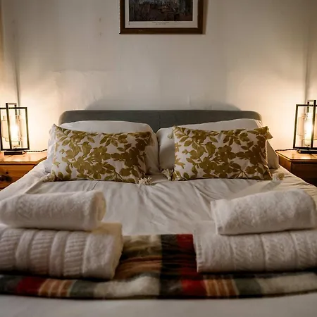 3 Bed Traditional On Picturesque Victoria St Edinburgh