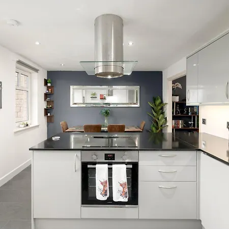 Stylish 2-bed Flat With Balcony Near Haymarket - Pass The Keys Apartamento