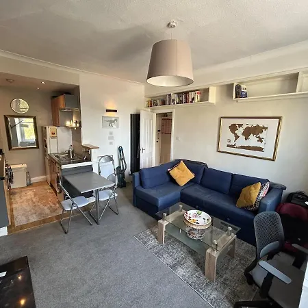 Charming Leith Retreat - Walk To The Shore