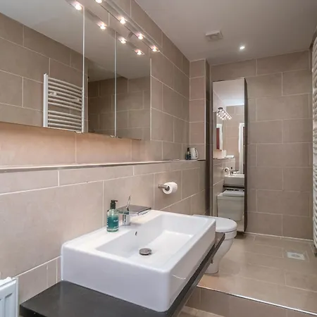 Appartement Georgian Elegance With Patio Garden West End - Pass The Keys