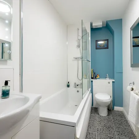 Apartamento Stylish 2-bed Flat With Balcony Near Haymarket - Pass The Keys Edimburgo