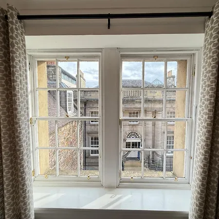 4 Royal Mile Flat Near Castle