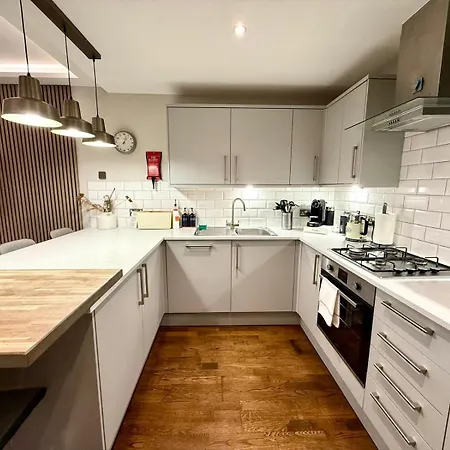 Modern 3 Bedroom Apartment, West End *