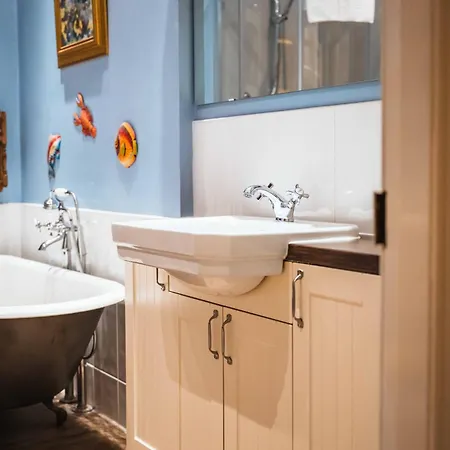 Дом отдыха Large 3-bed Walk To Waverley Эдинбург