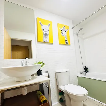 Spacious Near Royal Mile With Free Parking, Lift And Sunny Balcony * إدنبرة