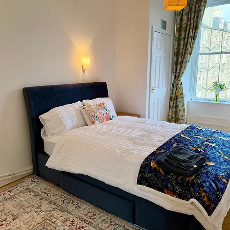 Luxurious Victorian 3 Bed Flat In The Heart Of *