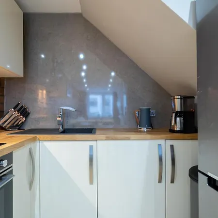 Апартаменты Elegant Stockbridge 3 Bdrm On The Canal *