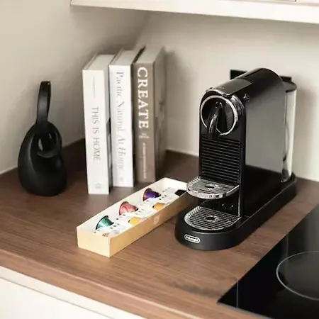 - Sleeps 2 - Royal Mile Close Apartment