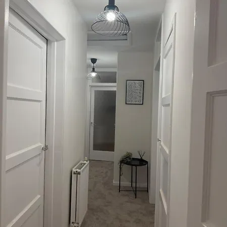 Spacious 2 Bed With Private Parking Space Apartment *
