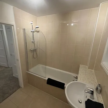 Spacious 2 Bed With Private Parking Space Apartment