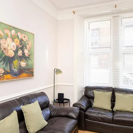 Refined 2-bed Flat With Classic Charm Apartment