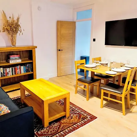 Centre Of Edinburgh's Historic Old Town - Blair Street - Sleeps 4 Apartment